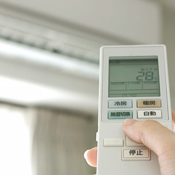 カビの胞子はエアコンの吹き出し口から部屋に放出...